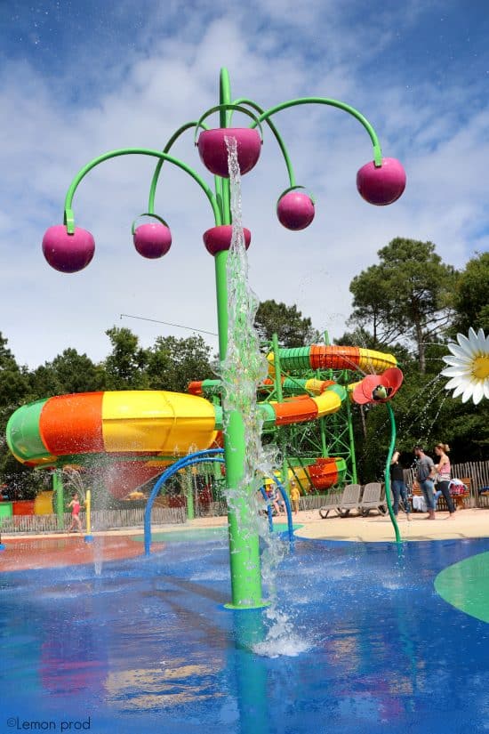 Aire de jeux aquatique colorée pour enfants.